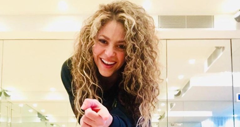Shakira se u badiću hvali vitkom linijom na kojoj joj zavide i duplo mlađe dame